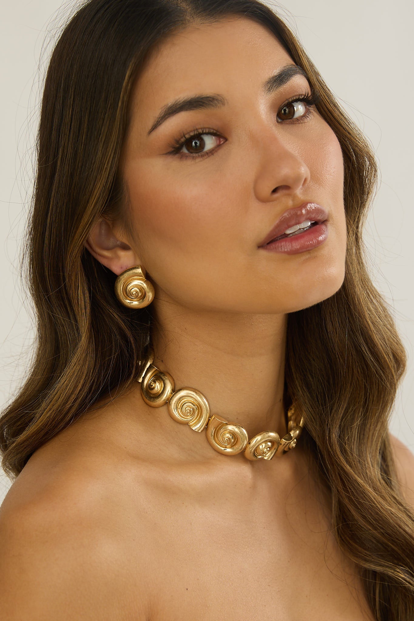 Noxelle Spiral Shell Earrings Gold