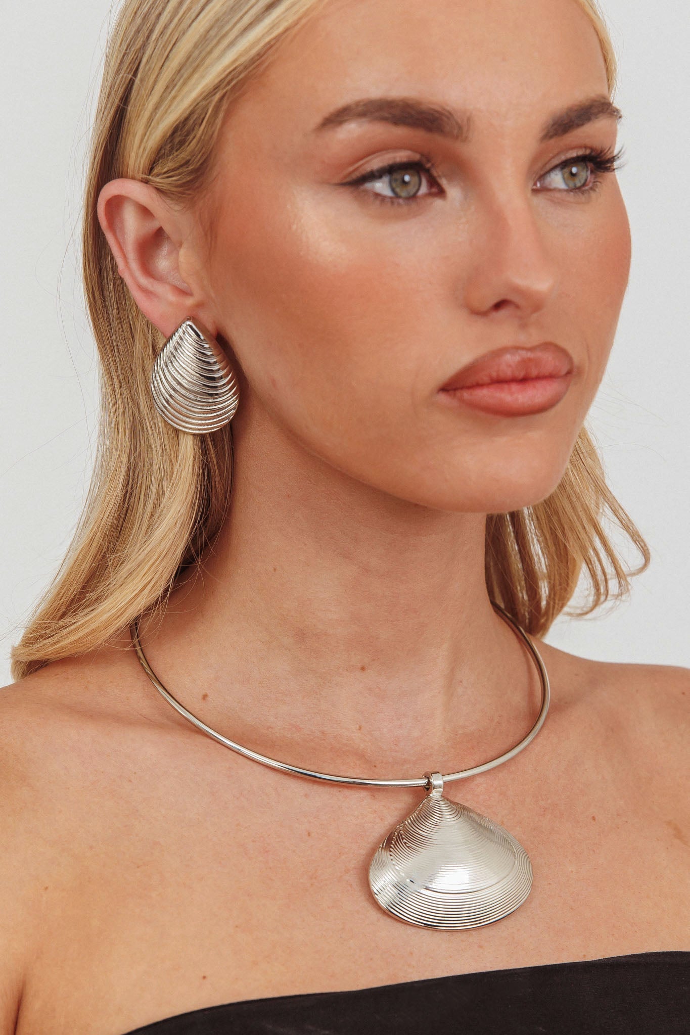 Zuma Shell Pendant Choker Necklace Dark Silver
